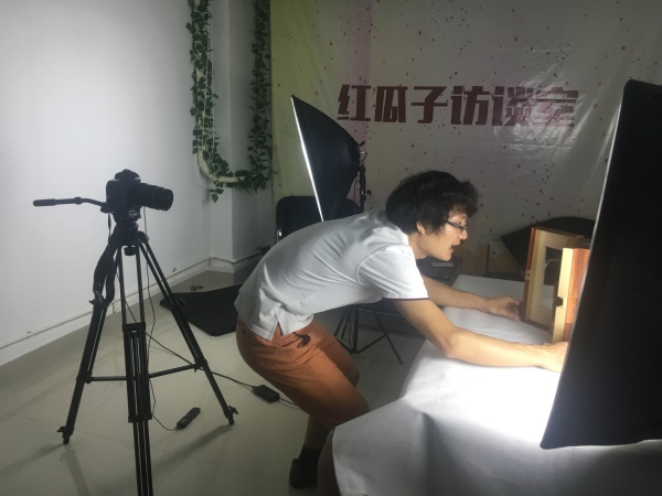 在下着流星雨的太阳海岸和最爱的人拍摄MV 在下着流星雨的太阳海岸和最爱的人拍摄MV